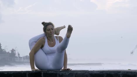 Mujer-practicando-Yoga-en-muelle