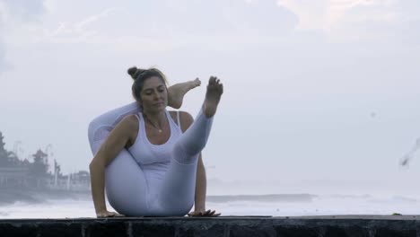 Frau-praktizieren-Yoga-am-Pier