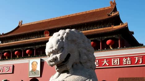 cerca-de-un-León-de-piedra-en-la-entrada-a-la-ciudad-prohibida