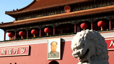 antigua-piedra-León-y-mao-zedong-el-retrato-en-la-Plaza-de-tiananmen,-china