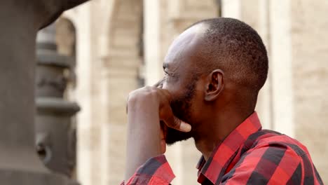 Deprimido-y-triste-negro-africano-joven,-perfil-al-aire-libre