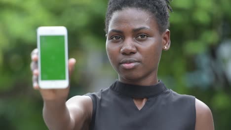 Teléfono-de-muestra-joven-empresaria-africana-hermosa-al-aire-libre