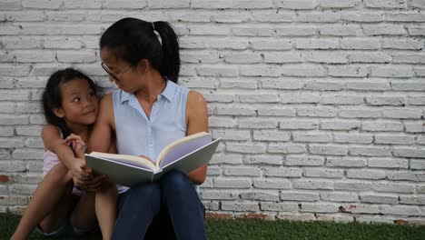 Mother-and-daughter-read-funny-stories.