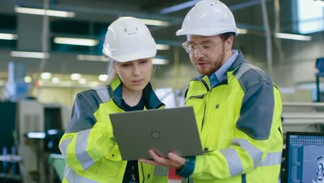 Dentro-de-la-fábrica-fabricación-hombre-ingeniero-mecánico-trabaja-en-equipo-bajo-supervisión-de-ingeniero-jefe-de-la-mujer.