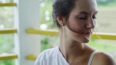 Mujer-joven-relajadora-con-los-ojos-cerrados