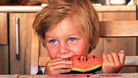 Glückliche-Kinder-mit-großen-roten-Stück-Wassermelone