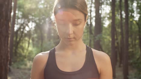 Porträt-der-sportlichen-Frau-im-Wald