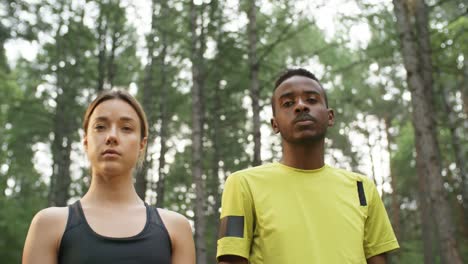 Seguros-de-personas-posando-en-el-bosque