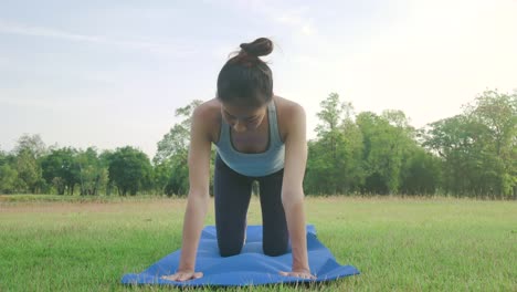 Mujer-asiática-joven-yoga-al-aire-libre-mantenga-la-calma-y-medita-mientras-practicaba-yoga-para-explorar-la-paz-interior.-Yoga-y-la-meditación-tienen-beneficios-para-la-salud.-Yoga-deporte-y-sano-concepto-de-estilo-de-vida.