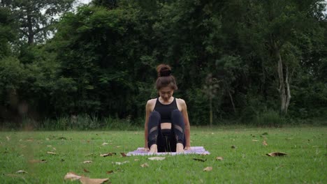 Schöne-Frau-tut-Yoga-im-Park