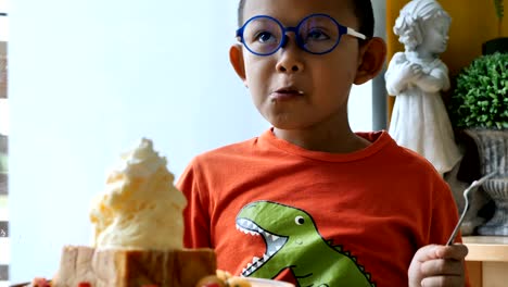 Süße-asiatische-Kinder-glücklich-essen-Eis-im-restaurant