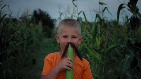 Un-muchacho-con-bigote-de-seda-del-maíz.-Boy-hacer-un-bigote-de-pelo-de-maíz