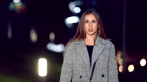 Portrait-of-beautiful-woman-by-the-street-at-night