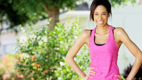 Niña-afroamericana-sonriente-retrato-usando-ropa-de-entrenamiento