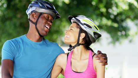 Pareja-afroamericana-activo-retrato-disfrutando-de-ciclismo-al-aire-libre