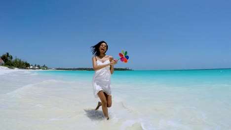 Selfie-ethnischen-Mädchen-Kleid-am-Karibik-Strand