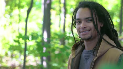 Un-atractivo-afroamericano-milenario-hombre-joven-con-rastas.