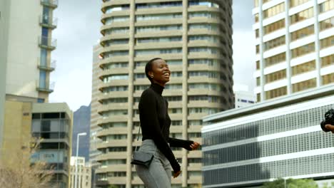 Mujer-posando-para-sesión-de-fotos-en-la-ciudad-de-calle-4k