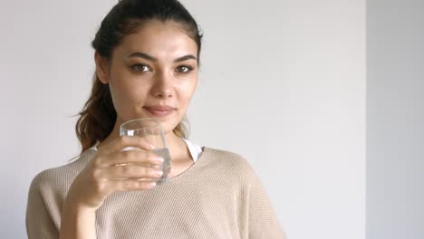 Junge-Frau-trinkt-ein-Glas-Wasser