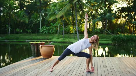 Frau-üben-Yoga-