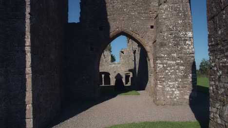 4-k-mittelalterlichen-Shot-of-Style-Queen-posiert-in-Burg