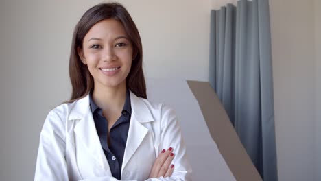 Retrato-de-mujer-médico-con-bata-blanca-en-la-sala-de-examen