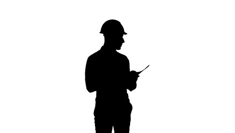 Silhouette-joven-ingeniero-en-casco-comprobando-plan-de-construcción