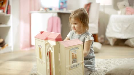 Happy-Little-Girl-Runs-Toward-Doll-House-und-Starts-Playing-with-It.