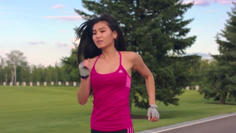 Mujer-asiática-en-el-parque.-Primer-plano-de-mujer-fitness-correr-al-aire-libre