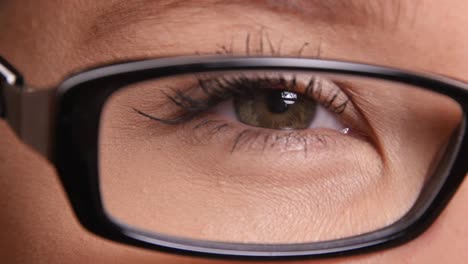 Extreme-closeup-of-woung-woman's-eye-with-glasses