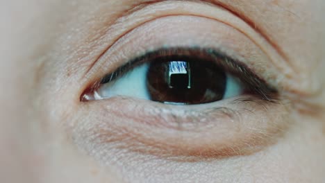 Brown-eyes-women-looking-at-the-camera