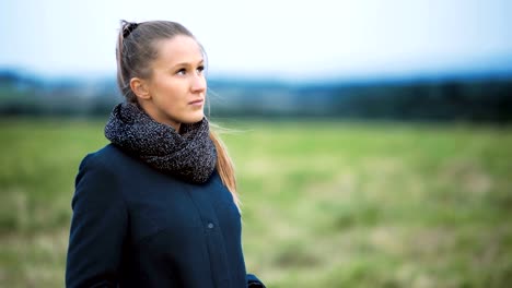 Porträt-des-einsamen-depressiven-Frau-alleine-in-einem-Feld