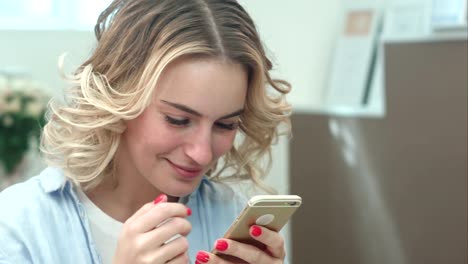 Mujer-sorprendida-mirando-la-pantalla-del-teléfono-móvil