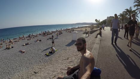 Joven-viajero-tomando-un-Selfie-en-Costa-Azul,-Francia