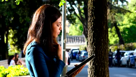 Schöne-asiatische-Frau-Profil-in-einem-Park-nutzt-die-Tablette