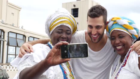 Taking-a-Selfie-with-Brazilian-Woman---'Baianas'-in-Elevador-Lacerda,-Salvador,-Brazil