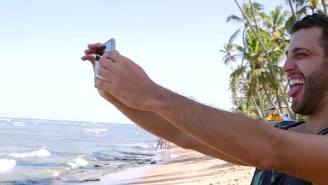 Jungen-Mann,-der-eine-Selfie-am-Strand