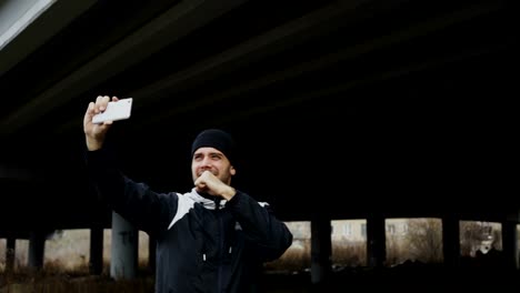 Happy-Athlet-Mann-unter-Selfie-Porträt-mit-Smartphone-nach-Boxtraining-in-urban-Outdoor-Lage-im-winter