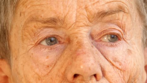 Gesicht-und-Augen-der-älteren-Menschen,-im-Alter-von-Frau-81-Jahre