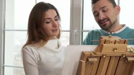 Two-friends-draws-picture-on-an-easel