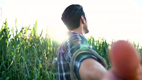 Porträt-eines-glücklichen-jungen-Landwirts-mit-frischem-Gemüse-in-einen-Korb.-Hintergrund-ein-Traktor-und-Natur-Konzept-biologischen,-Bio-Produkte,-Bio-Ökologie,-um-selbst-in-die-Hand,-Vegetarier,-Salate-gesund-gewachsen