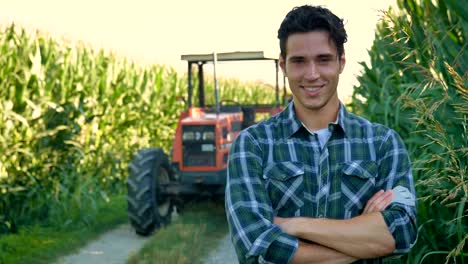 Retrato-de-un-feliz-joven-agricultor-con-verduras-en-una-canasta.-Fondo-de-una-ecología-tractor-y-naturaleza-concepto-biológico,-productos-bio,-bio,-cultivada-por-manos-propias,-vegetarianos,-ensaladas-saludable