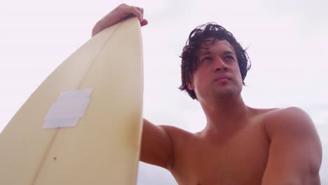 Gesunde-junge-ethnischen-männlichen-freien-Strand-mit-Surfbrett