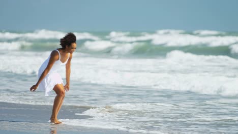 Porträt-von-glücklich-ethnische-Frau-zu-Fuß-am-Strand