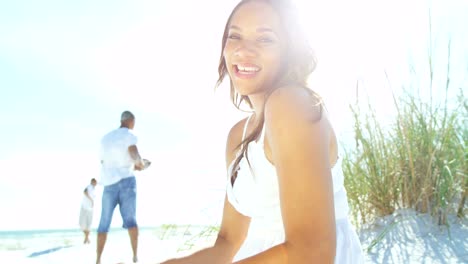 Porträt-des-afroamerikanischen-Mutter-saß-am-Strand