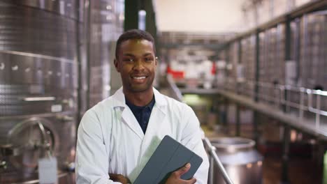 Junger-schwarzer-Mann-arbeiten-bei-einer-weinfabrik-zu-Fuß-in-den-Fokus