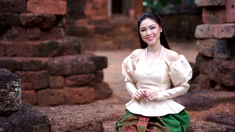 slow-motion-of-happy-beautiful-woman-in-Thai-traditional-dress