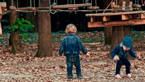 Kindern-beim-Spielen-im-park