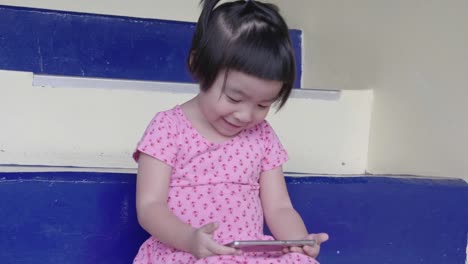 Baby-girl-play-smart-phone