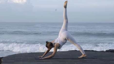 Frau-stehend-Split-Pose-auf-Küste-zu-tun